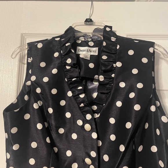 Danny & Nicole Petite Sleeveless Button Down Top - Picture 2 of 13